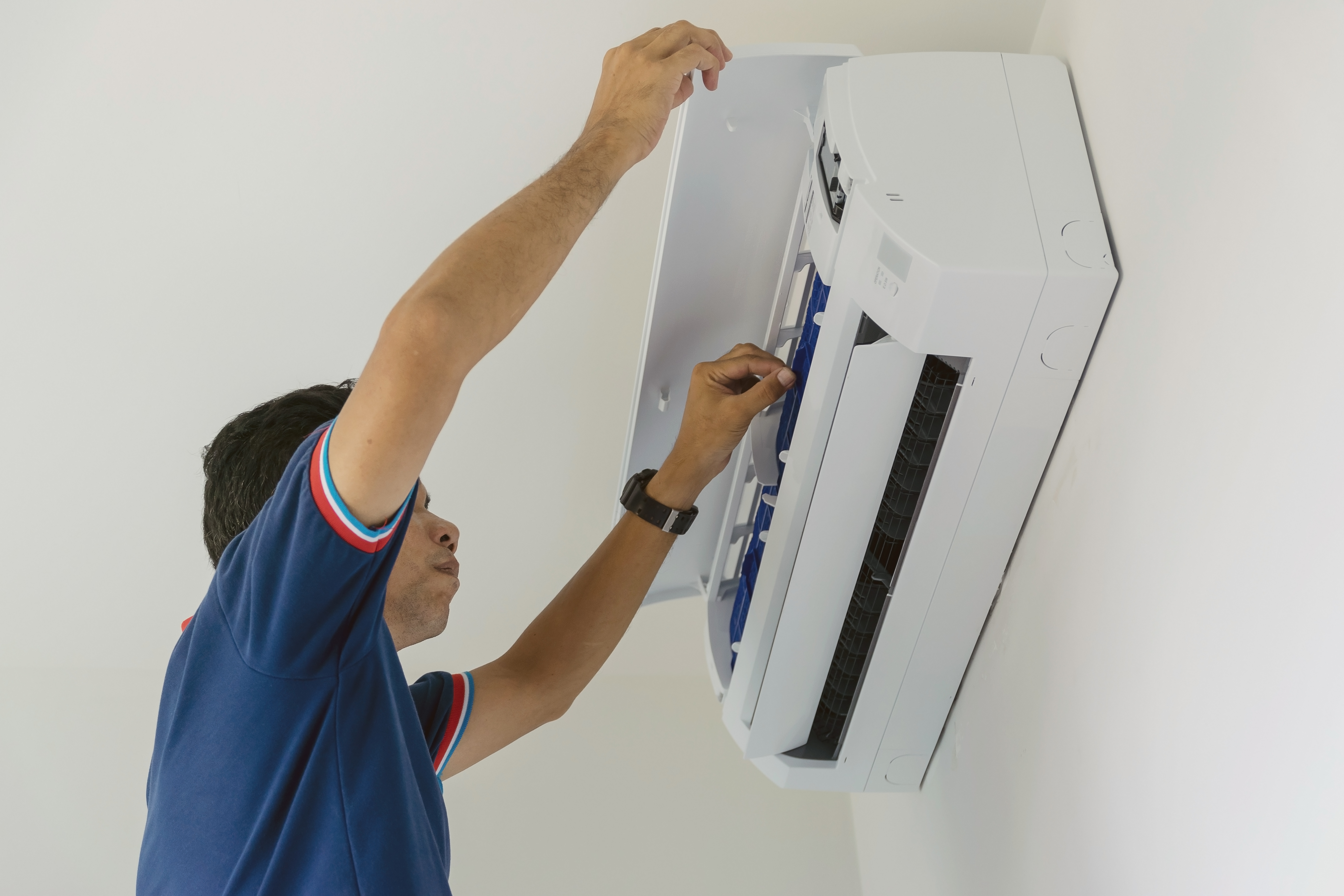 Técnico Clima Fortti em manutenção